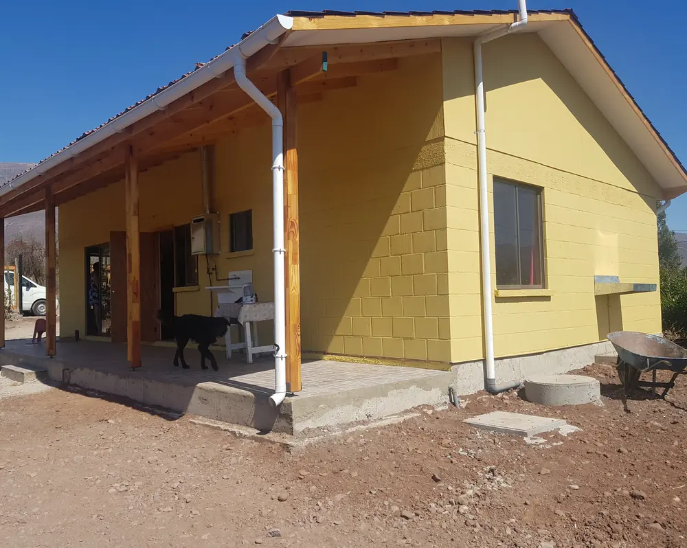 Casa de subsidio rural DS10 en albañilería con corredor, zona central de Chile