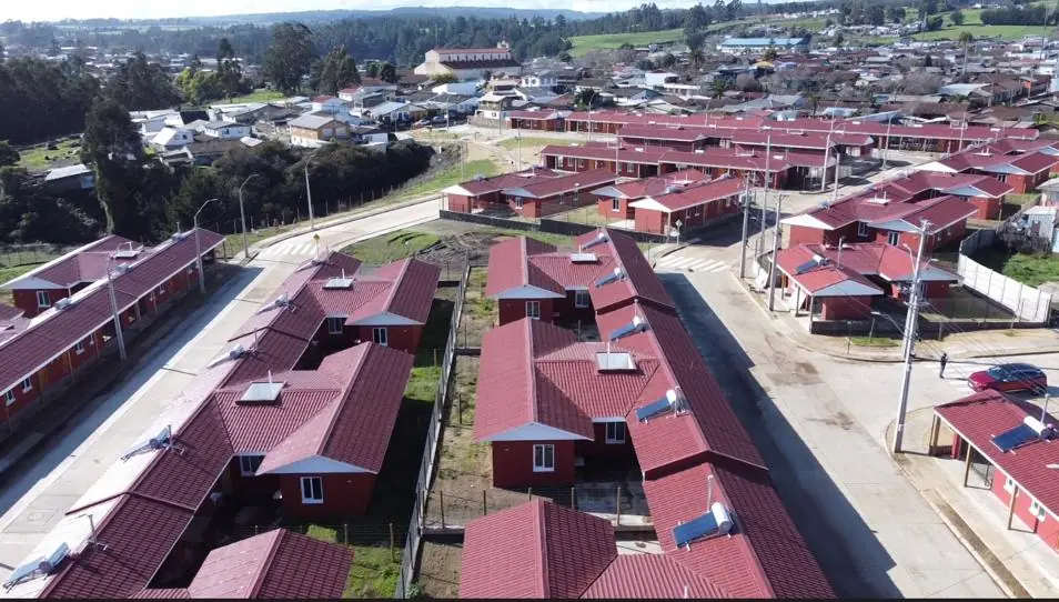 Vista aérea de un conjunto habitacional rural terminado, con calles y urbanización