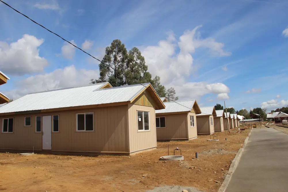 Calle de un conjunto habitacional rural en construcción