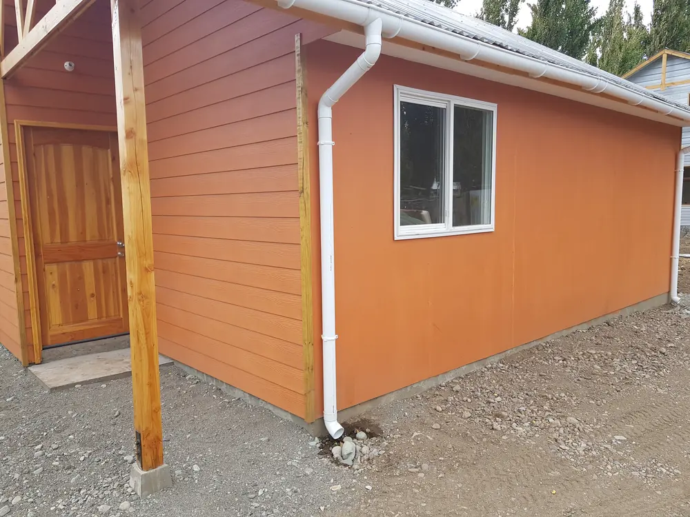 Vivienda de subsidio rural DS10 de volumen compacto en Aysén