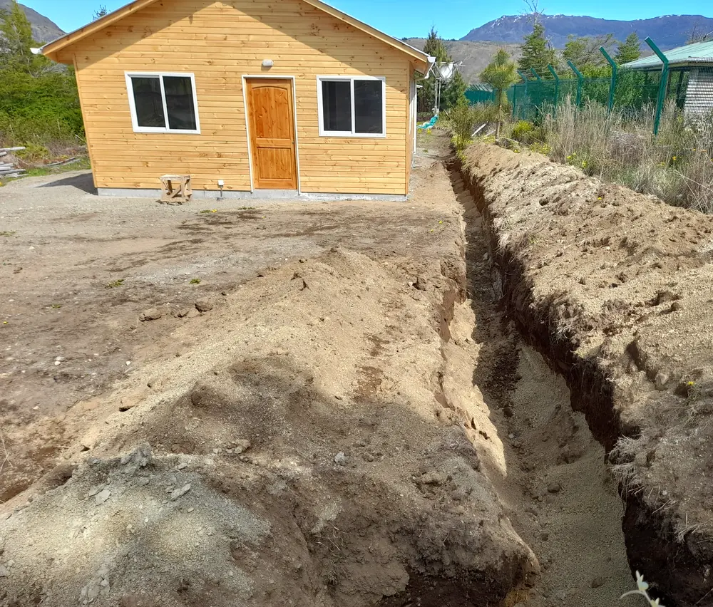 Casa DS10 terminada en zona extrema con zanja de saneamiento en ejecución