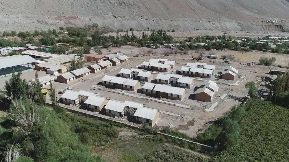 Viviendas de subsidio rural DS10 agrupadas en un valle del norte de Chile