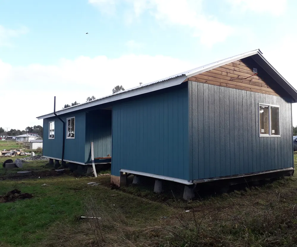 Vivienda DS10 construida sobre pilotes en terreno rural del sur de Chile