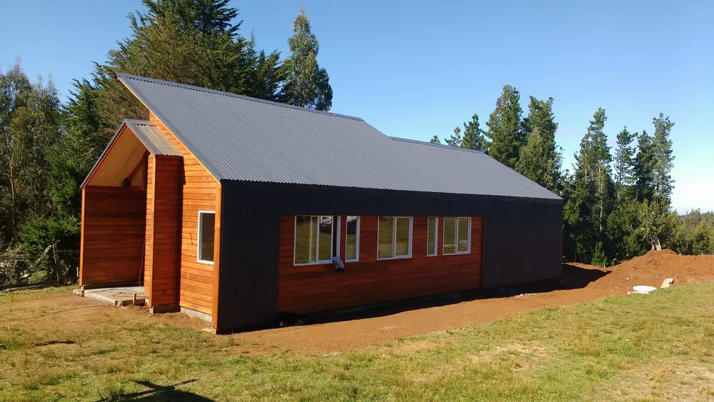 Casa DS10 en sitio propio con revestimiento de madera y techo de zinc