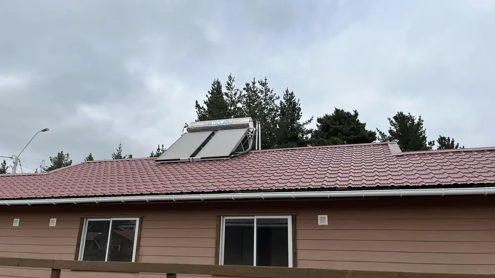 Sistema solar térmico instalado sobre el techo de una vivienda de subsidio rural